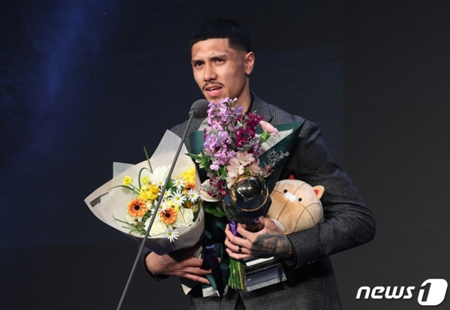 국내선수 MVP 수상 소감 전하는 이선 알바노. /사진=뉴스1 제공