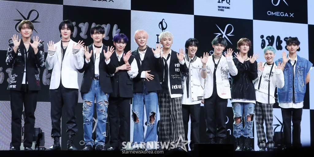 그룹 오메가엑스(OMEGA X)가 7일 오후 서울 광진구 예스24 라이브홀에서 진행된 세 번째 미니앨범 'iykyk(if you know, you know)'(이프 유 노, 유 노) 발매 기념 쇼케이스에 참석해 포즈를 취하고 있다. 오메가엑스의 이번 앨범 타이틀 'JUNK FOOD(정크 푸드)'는 불안정한 느낌의 신스와 베이스가 혼란스러운 분위기를 자아내는 트랩 장르의 힙합곡이다. 2023.11.07 /사진=김창현