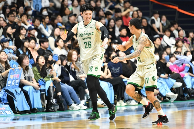 강상재(왼쪽)와 이선 알바노. /사진=KBL 제공