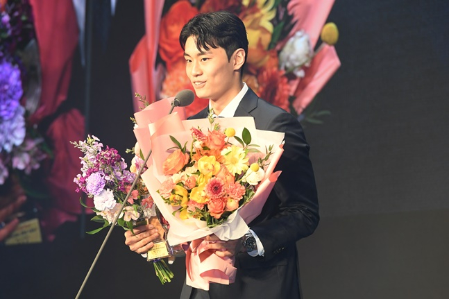 LG 유기상이 1일 서울 강남구 삼성동 그랜드 인터컨티넨탈 서울 파르나스에서 열린 2023~2024 정관장 프로농구 시상식에서 신인선수상을 수상했다. 왼손에 명품시계가 있다. /사진=KBL