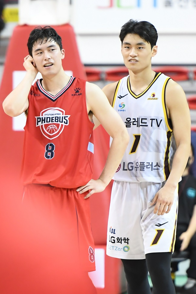 현대모비스 박무빈(왼쪽)과 LG 유기상. /사진=KBL
