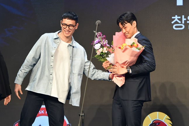 LG 이관희(왼쪽)가 1일 서울 강남구 삼성동 그랜드 인터컨티넨탈 서울 파르나스에서 열린 2023~2024 정관장 프로농구 시상식에서 신인선수상을 수상한 유기상에게 꽃다발을 선물하고 있다. /사진=KBL