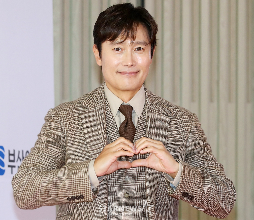 배우 이병헌이 5일 오후 부산 해운대구 시그니엘에서 진행된 '2023 부일영화상' 레드카펫 행사에 참석해 포즈를 취하고 있다. 2023.10.05 /사진=김창현