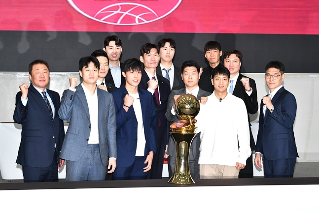 2일 오전 서울 송파구 올림픽파크텔의 올림피아홀에서 열린 '2023~24 정관장 프로농구 플레이오프(PO) 미디어데이'에서 6강 플레오프에 오른 감독과 선수들이 화이팅을 외치고 있다. /사진=KBL 제공