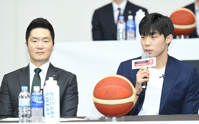 전희철(왼쪽) 감독과 오재현. /사진=KBL 제공
