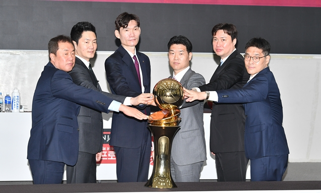 2일 오전 서울 송파구 올림픽파크텔의 올림피아홀에서 열린 '2023~24 정관장 프로농구 플레이오프(PO) 미디어데이'에서 6강 플레오프에 오른 감독들이 트로피에 손을 대고 비장한 표정을 짓고 있다. /사진=KBL 제공
