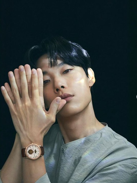 배우 류준열이 인스타그램에 올린 화보/사진=맨 노블레스