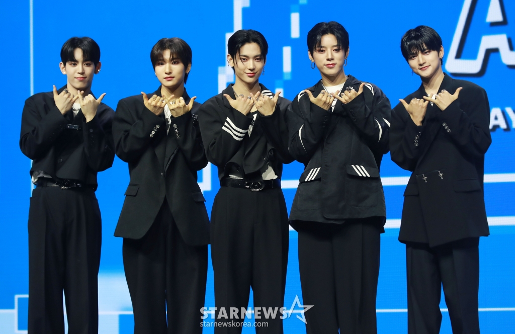 그룹 나우어데이즈(NOWADAYS)가 2일 오후 서울 용산구 블루스퀘어에서 진행된 첫 번째 데뷔 싱글 ‘NOWADAYS' 발매기념 쇼케이스에서 포즈를 취하고 있다. /2024.04.02 /사진=이동훈