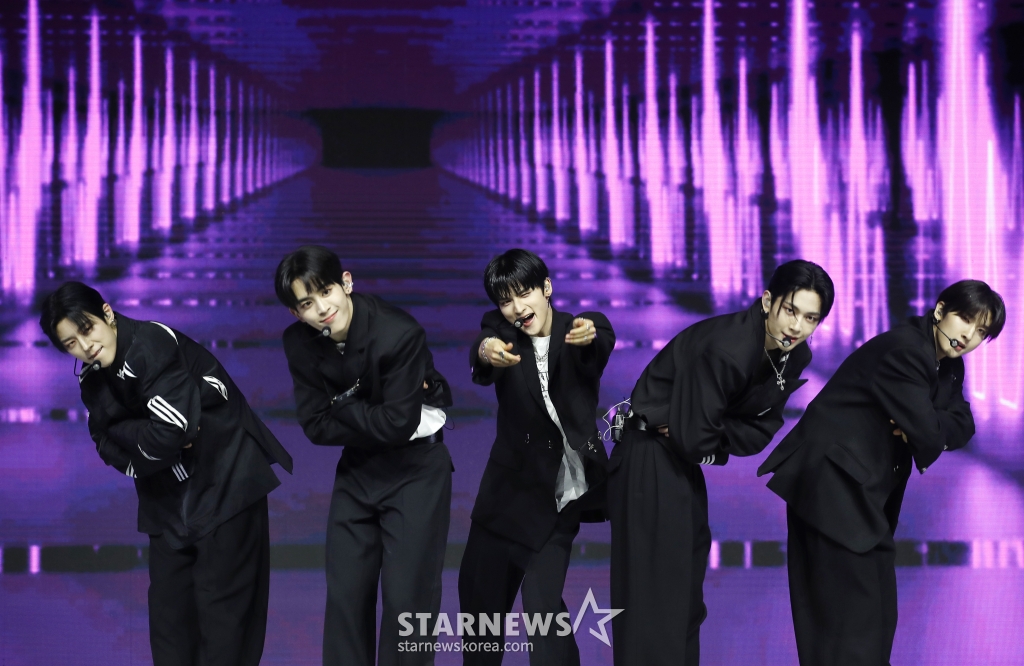 (서울=뉴스1) 권현진 기자 = 그룹 나우어데이즈(NOWADAYS)가 2일 오후 서울 용산구 블루스퀘어 마스터카드홀에서 가진 데뷔 앨범 싱글 1집 ‘나우어데이즈(NOWADAYS)’ 발매 기념 쇼케이스에서 타이틀 곡 ‘우위(OoWee)’를 선보이고 있다. 2024.4.2/뉴스1 Copyright (C) 뉴스1. All rights reserved. 무단 전재 및 재배포, AI학습 이용 금지. /사진=(서울=뉴스1) 권현진 기자