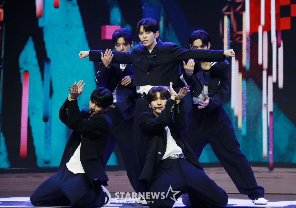 그룹 나우어데이즈(NOWADAYS)가 2일 오후 서울 용산구 블루스퀘어에서 진행된 첫 번째 데뷔 싱글 ‘NOWADAYS' 발매기념 쇼케이스에서 데뷔곡을 선보이고 있다. /2024.04.02 /사진=이동훈