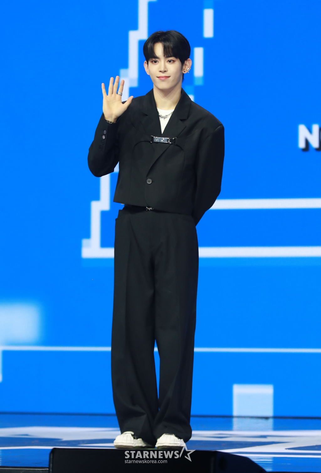 그룹 나우어데이즈(NOWADAYS) 현빈이 2일 오후 서울 용산구 블루스퀘어에서 진행된 첫 번째 데뷔 싱글 ‘NOWADAYS' 발매기념 쇼케이스에서 포즈를 취하고 있다. /2024.04.02 /사진=이동훈