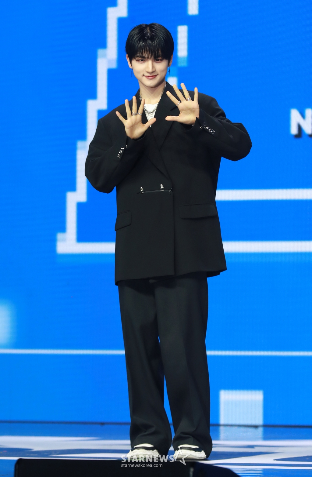그룹 나우어데이즈(NOWADAYS) 윤이 2일 오후 서울 용산구 블루스퀘어에서 진행된 첫 번째 데뷔 싱글 ‘NOWADAYS' 발매기념 쇼케이스에서 포즈를 취하고 있다. /2024.04.02 /사진=이동훈