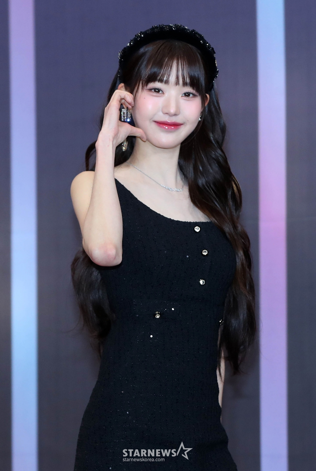 [서울=뉴시스] 김혜진 기자 = 장원영이 15일 오후 서울 여의도 KBS홀에서 열린 '2023 뮤직뱅크 글로벌 페스티벌' 레드카펫 포토월 행사에서 포즈를 취하고 있다. 2023.12.15. jini@newsis.com /사진=김혜진