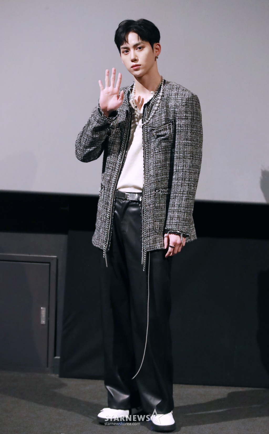 그룹 드리핀(DRIPPIN) 윤성이 3일 오후 서울 CGV용산아이파크몰에서 진행된 네 번째 싱글 ‘뷰티풀 메이즈'(Beautiful MAZE) 발매기념 기자간담회에 앞서 포즈를 취하고 있다. /2024.04.03 /사진=이동훈
