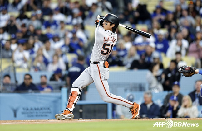 샌프란시스코 자이언츠 이정후가 2일 미국 로스엔젤레스 다저스타디움에서 열린 LA 다저스와 2024 MLB 방문경기에 1번 타자 중견수로 선발 출전해 안타를 만들어내고 있다. 3일 경기에서도 안타를 추가한 이정후는 6경기 연속 출루행진을 이어갔다. /AFPBBNews=뉴스1