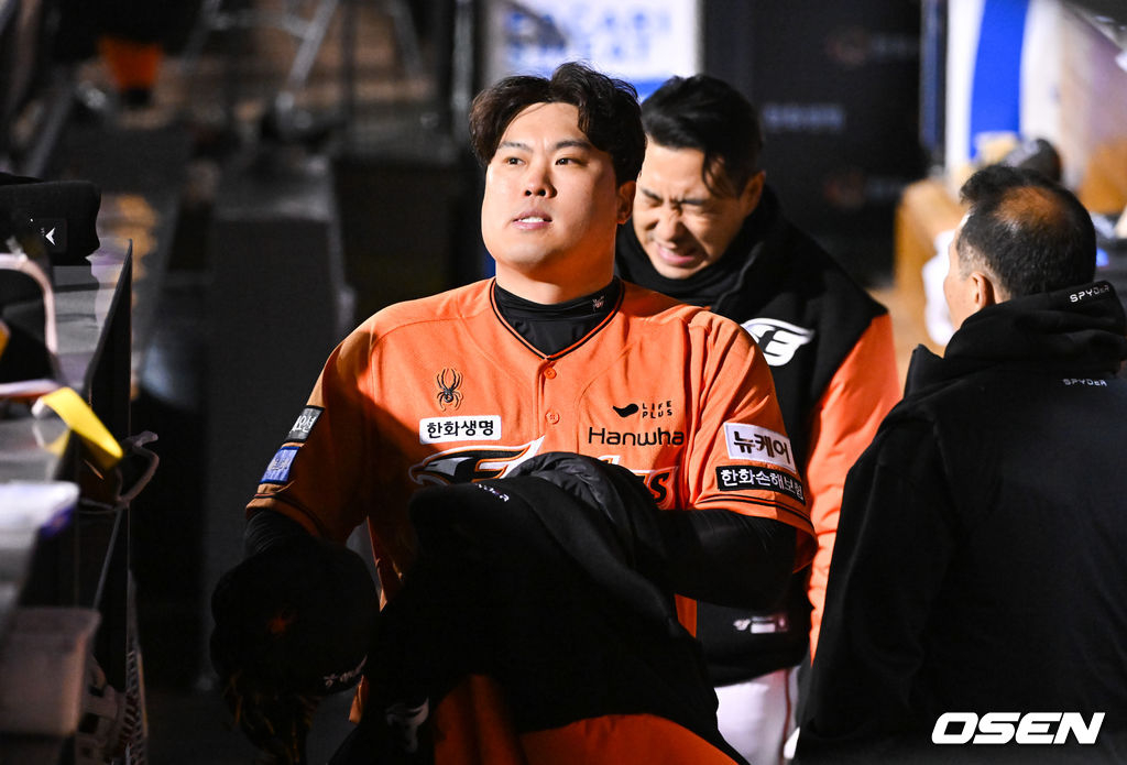 지난달 29일 등판 경기에서 6회 2실점 한 뒤 아쉬워하고 있는 류현진(왼쪽).