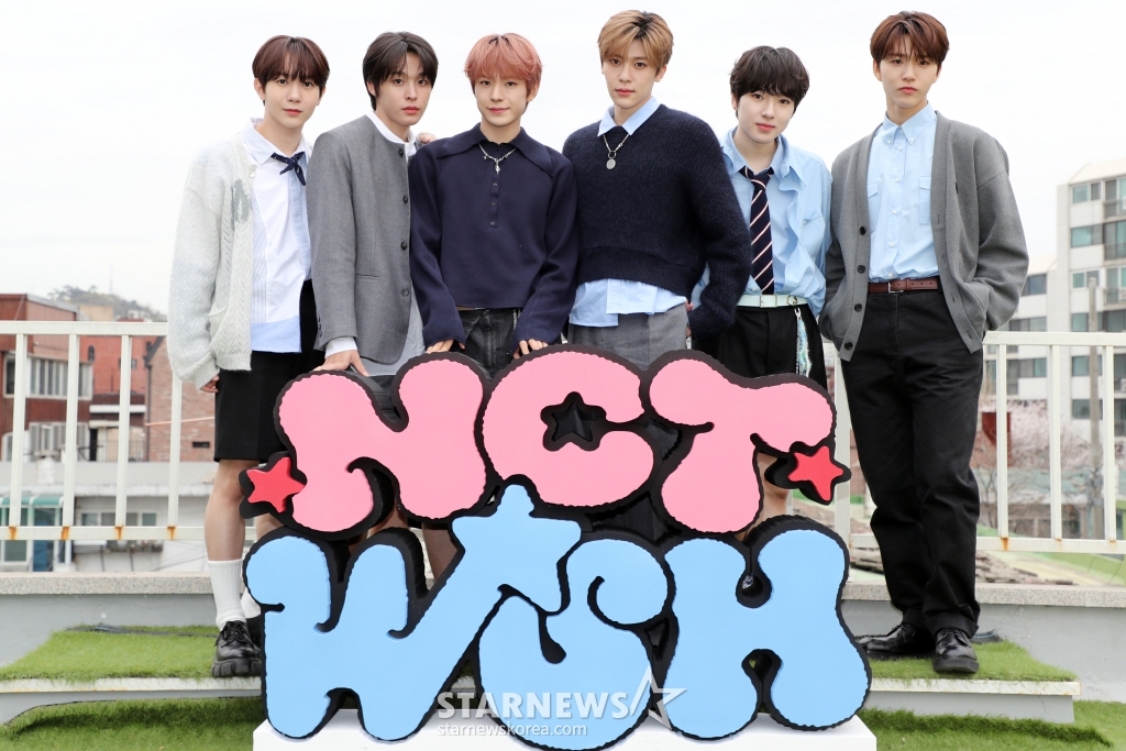 그룹 엔시티 위티 (NCTWISH) 가 3일 오전 서울 성수동 한 카페에서 한국 활동 한달을 기념해 가진 언론 인터뷰에 앞서 포즈를 취하고 있다. 2024.04.03 /사진=임성균