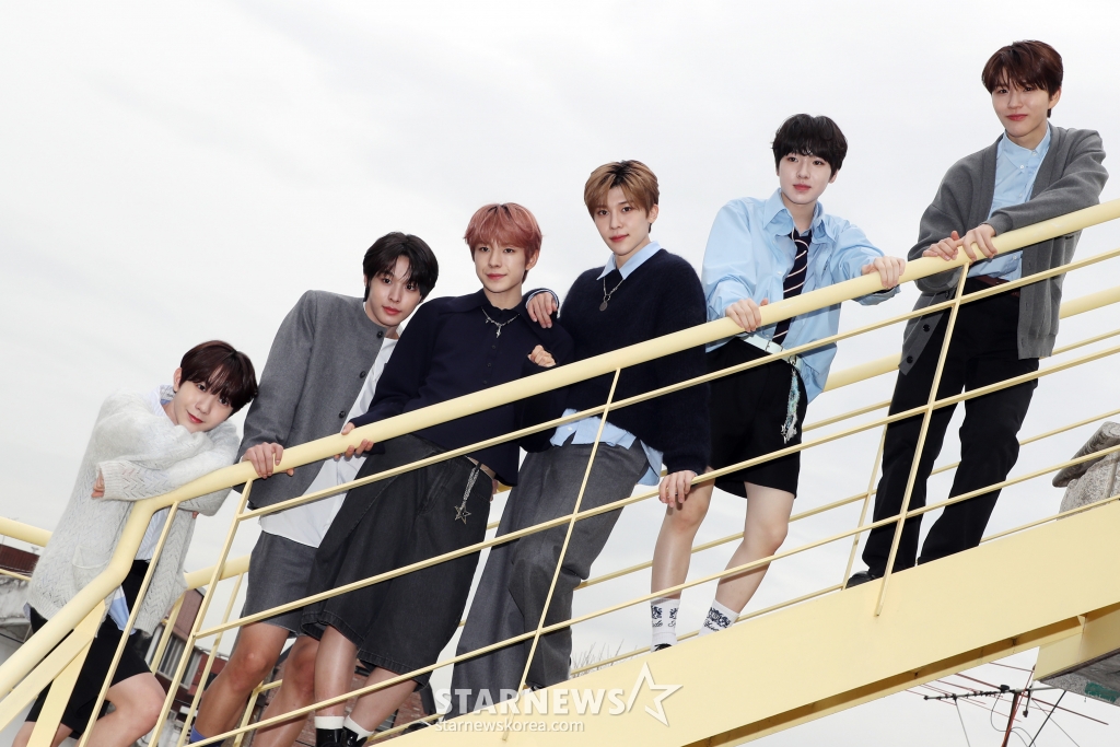 그룹 엔시티 위티 (NCTWISH) 가 3일 오전 서울 성수동 한 카페에서 한국 활동 한달을 기념해 가진 언론 인터뷰에 앞서 포즈를 취하고 있다. 2024.04.03 /사진=임성균