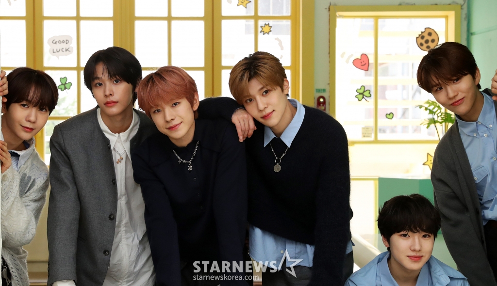[서울=뉴시스] 김혜진 기자 = 그룹 NCT 위시가 지난 3일 오전 서울 성동구 구욱희씨에서 열린 위시풀 데이 인터뷰에 앞서 포즈를 취하고 있다.  2024.04.04. jini@newsis.com /사진=김혜진