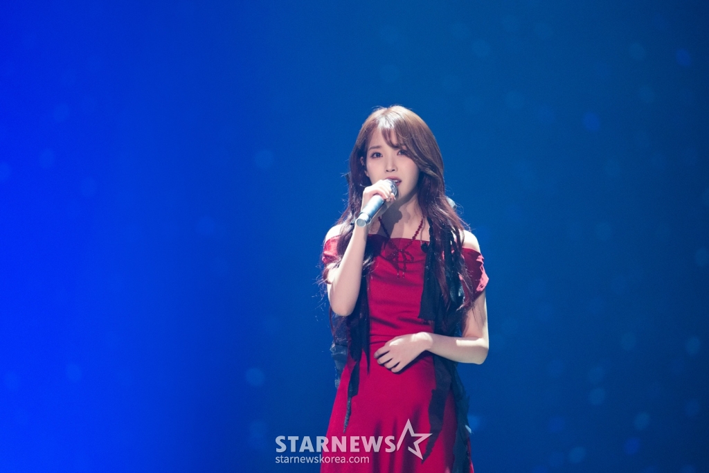 가수 아이유가 10일 오후 서울 올림픽공원 케이스포돔에서 열린 '2024 아이유 허 월드 투어 콘서트 인 서울'(IU H. E. R. WORLD TOUR CONCERT IN SEOUL)에서 멋진 무대를 선보이고 있다. /사진제공=EDAM엔터테인먼트 2024.03.10 /사진=이동훈