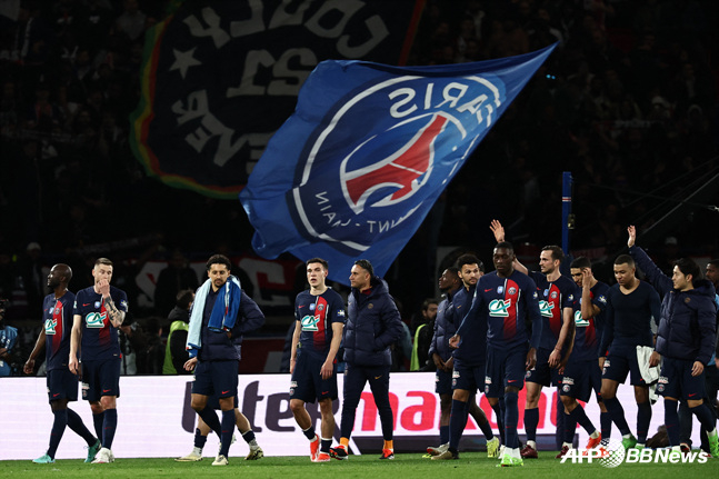 팬들에게 인사하는 PSG 선수들. /AFPBBNews=뉴스1
