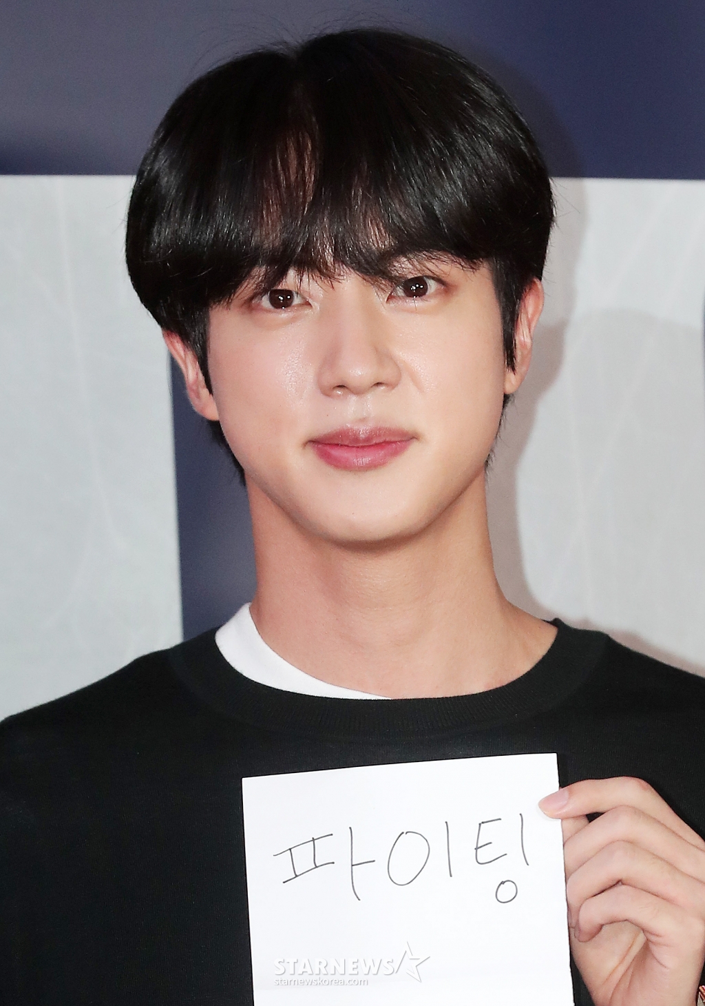 방탄소년단 진이 2일 오후 서울 강남구 삼성동 메가박스 코엑스에서 진행된 영화 '헌트' VIP시사회에 참석해 포즈를 취하고 있다. '헌트'는 조직 내 숨어든 스파이를 색출하기 위해 서로를 의심하는 안기부 요원 '박평호'와 '김정도'가 '대한민국 1호 암살 작전'이라는 거대한 사건과 직면하며 펼쳐지는 첩보 액션 드라마. 오는 10일 개봉. 2022.08.02