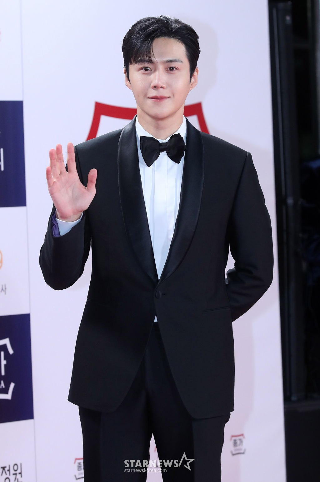 배우 김선호가 24일 오후 서울 영등포구 여의도동 KBS 신관홀에서 진행된 '제44회 청룡영화상' 레드카펫 행사에 참석해 포즈를 취하고 있다. 2023.11.24 /사진=김창현