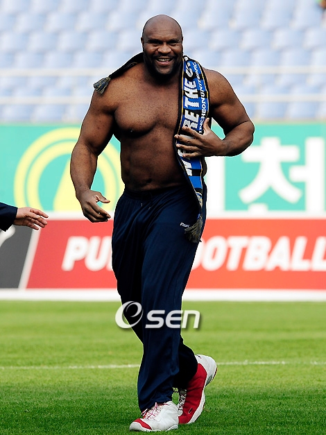 2009년 인천월드컵경기장에서 열린 K리그 경기에서 시축에 나선 밥 샙. /사진=OSEN