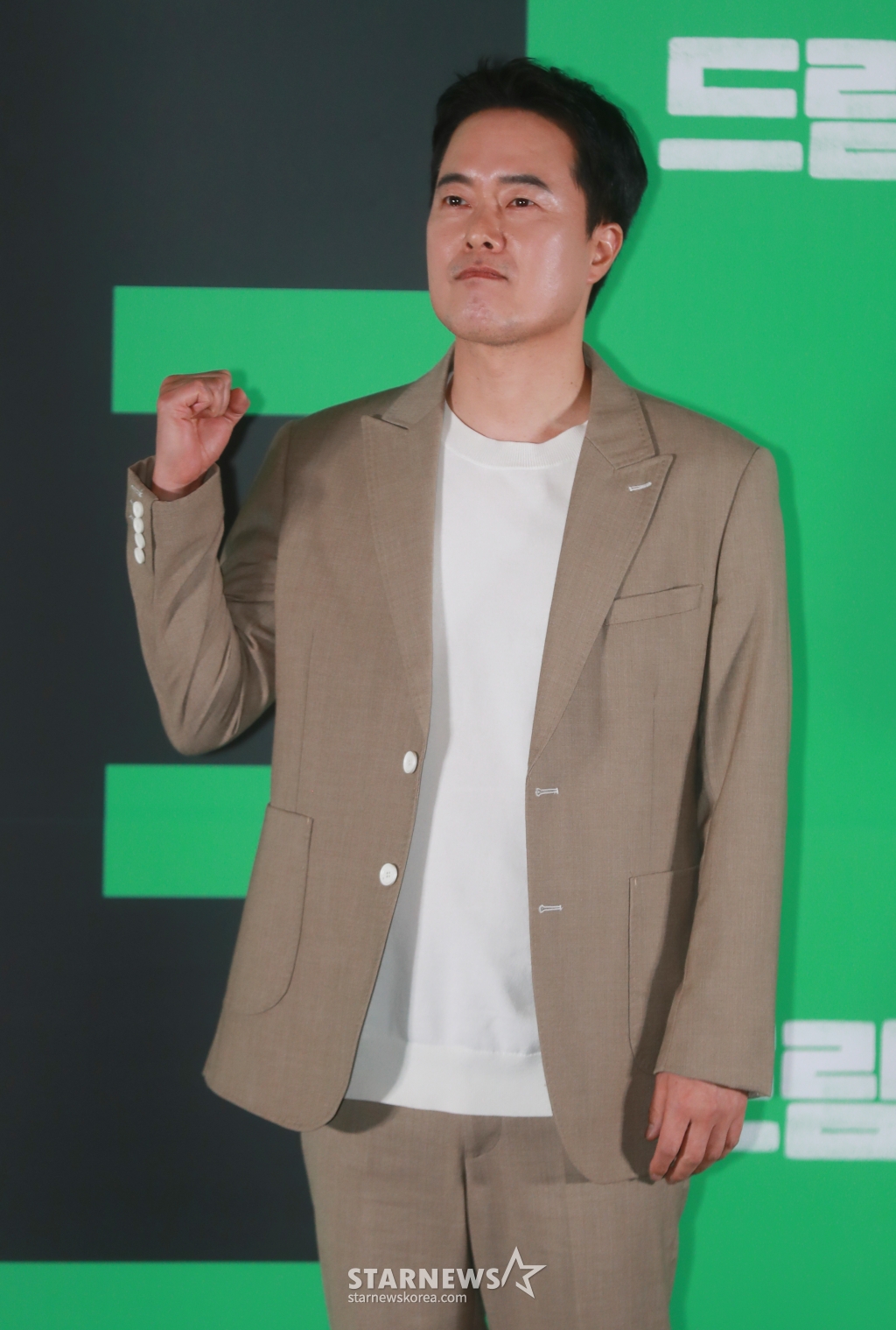 배우 정승길이 17일 오후 서울 메가박스 코엑스에서 진행된 영화 '드림'(감독 이병헌) 언론시사회에 참석해 포즈를 취하고 있다. 개념없는 전직 축구선수 홍대(박서준)와 열정 없는 PD 소민(이지은)이 오합지졸 선수들과 홈리스 월드컵에 도전하는 이야기를 유쾌하게 그린 코미디 영화 '드림'은 오는 26일 개봉한다. /2023.04.17/ 이동훈 기자