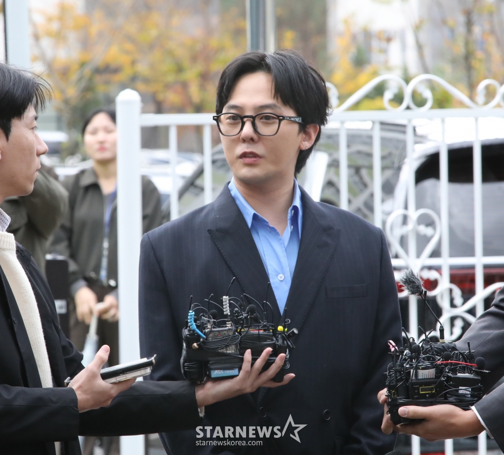 [인천=뉴시스] 전진환 기자 = 마약 투약 의혹을 받는 가수 지드래곤(권지용)이 6일 인천 남동구 인천논현경찰서에 자진 출석해 조사를 받으러 들어가기 앞서 기자 질문에 답하고 있다. 2023.11.06. amin2@newsis.com /사진=전진환