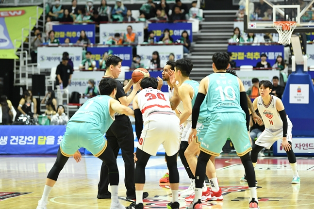 수원 KT-울산 현대모비스 경기 장면. /사진=KBL 제공