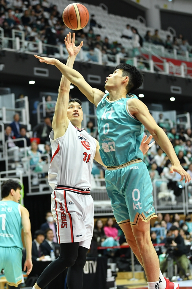 하윤기(오른쪽). /사진=KBL 제공