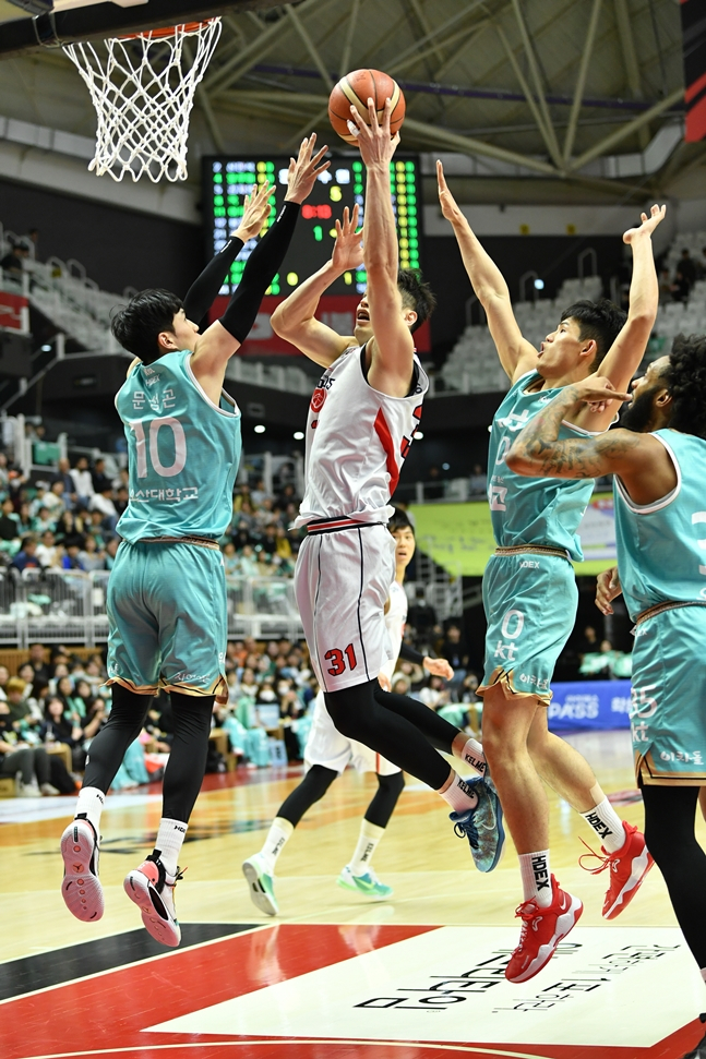 장재석(가운데). /사진=KBL 제공