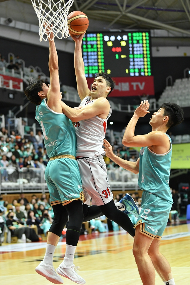 장재석(가운데). /사진=KBL 제공