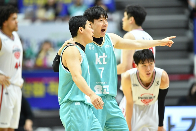 정성우(왼쪽)와 최성모. /사진=KBL 제공
