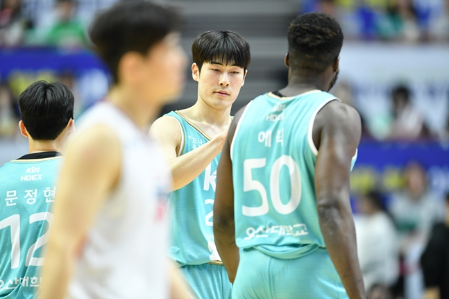 이두원(가운데). /사진=KBL 제공