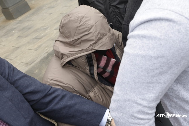 얼굴을 가리고 있는 루이스. /AFPBBNews=뉴스1