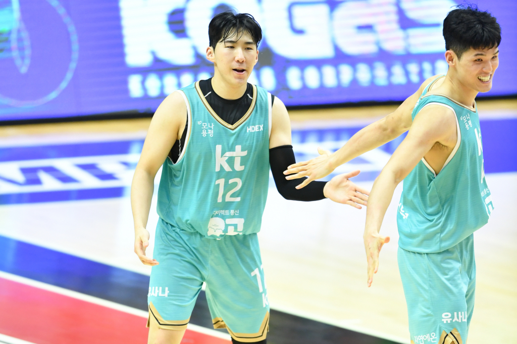 문정현(가운데)과 허윤기. /사진=KBL 제공
