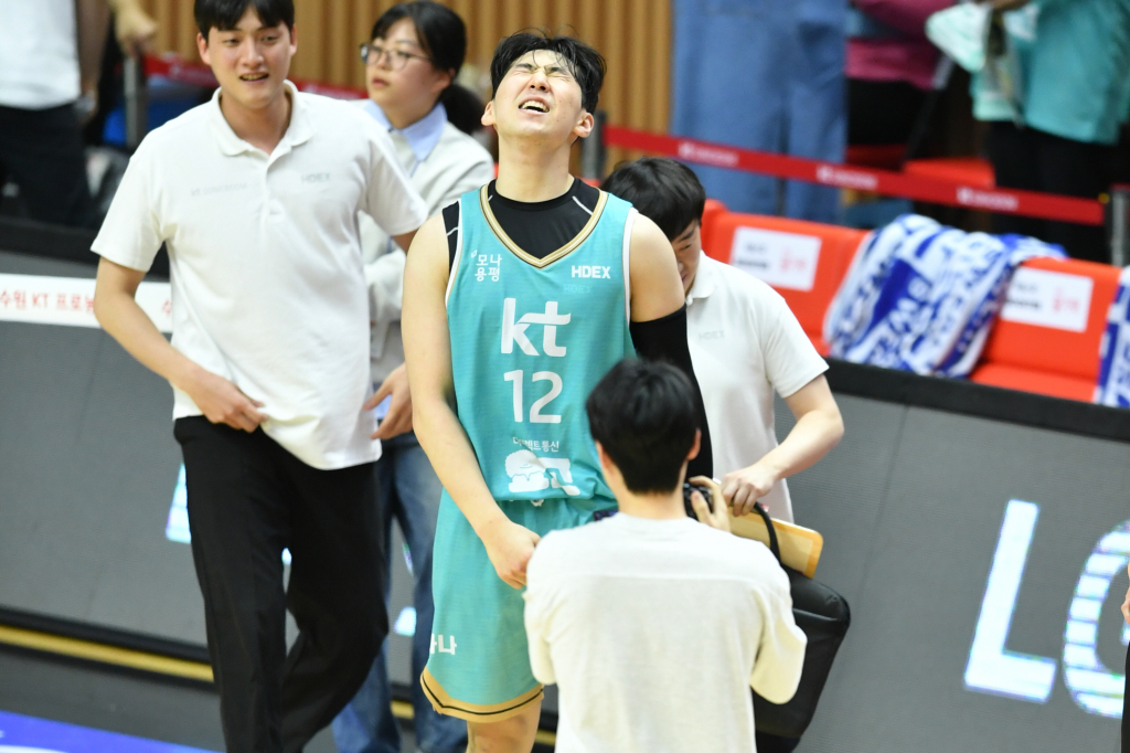마지막 위닝샷을 넣고 기뻐하는 문정현(가운데). /사진=KBL 제공