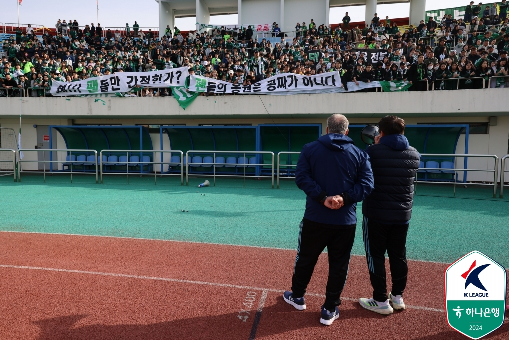 단 페트레스쿠 감독이 지난 17일 김천 상무전 패배 후 서포터 들과 대화하고 있다. /사진=한국프로축구연맹 제공