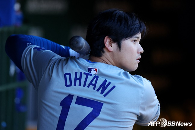 LA 다저스 오타니 쇼헤이가 미국 일리노이주 시카고 리글리필드에서 열린 시카고 컵스와 2024 메이저리그(MLB) 방문경기에서 더그아웃에서 몸을 풀고 있다. /AFPBBNews=뉴스1