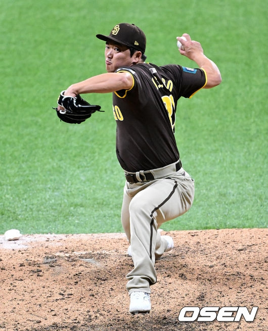 샌디에이고 파드리스 고우석이 지난달 18일 LA 트윈스와 2024 MLB 서울시리즈 스페셜게임에 등판해 투구하고 있다.