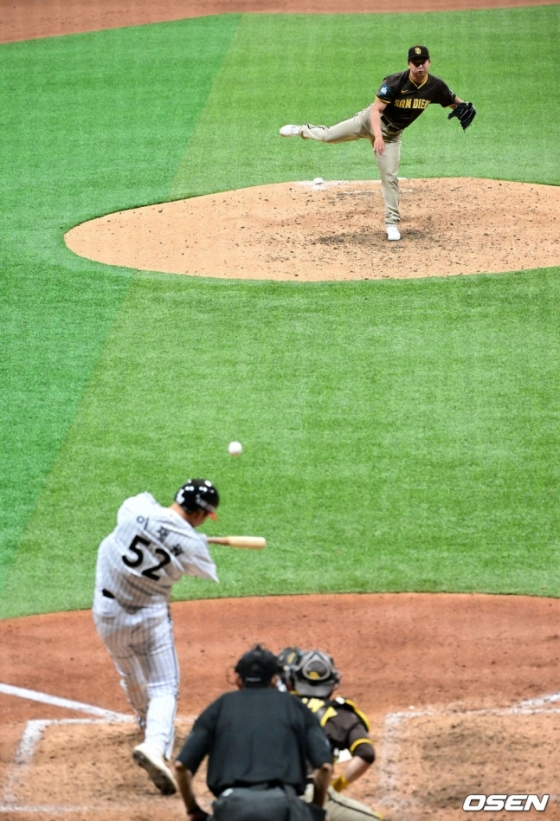 샌디에이고 파드리스 고우석(위)이 지난달 18일 LA 트윈스와 2024 MLB 서울시리즈 스페셜게임에서 9회 이재원에게 홈런을 허용하고 있다.
