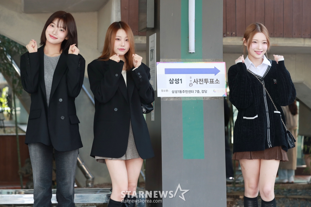 걸그룹 빌리 시윤, 션, 하람이 5일 오전 서울 강남구 삼성1동 주민센터 앞에서 제22대 국회의원선거 사전투표에 앞서 포즈를 취하고 있다. /2024.04.05 /사진=이동훈