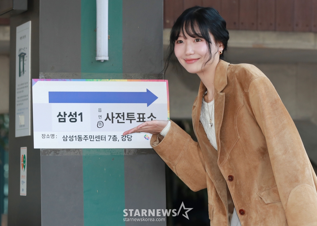 류수정이 5일 오전 서울 강남구 삼성1동 주민센터 앞에서 제22대 국회의원선거 사전투표에 앞서 포즈를 취하고 있다. /2024.04.05 /사진=이동훈
