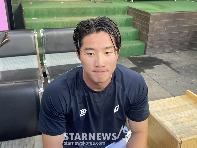 롯데 이주찬이 7일 부산 사직야구장에서 열린 두산 베어스와 홈경기에서 연장 10회 말 끝내기 안타를 친 후 인터뷰를 하고 있다. /사진=양정웅 기자