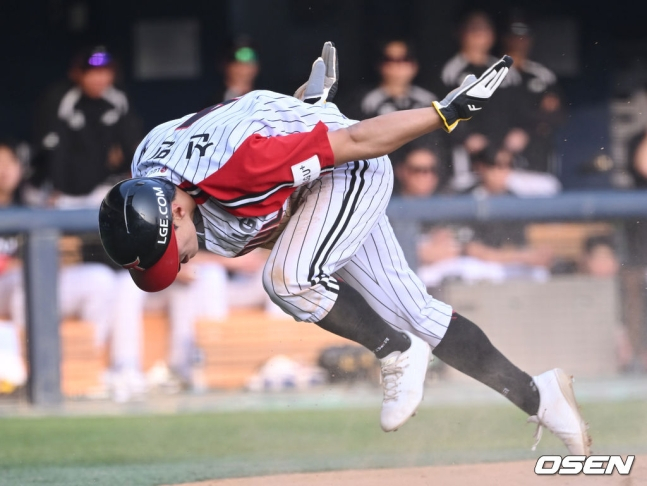 8회말 무사 2, 3루에서 LG 홍창기의 2타점 적시타 때 2루주자 신민재가 득점하고 있다.
