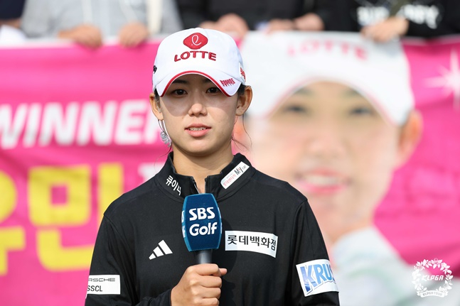 황유민이 7일 2024시즌 국내 개막전인 두산건설 위브 챔피언십에서 우승을 차지하고 중계사와 인터뷰를 하고 있다. /사진=KLPGT