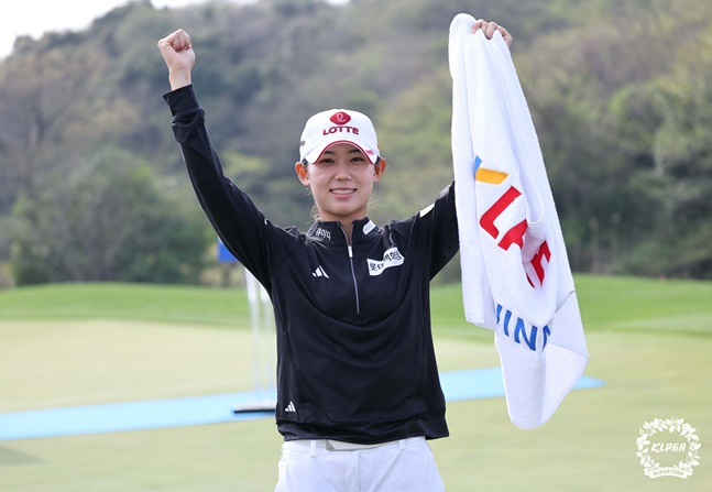 우승 확정 후 두 팔을 들고 포즈를 취하는 황유민. /사진=KLPGT