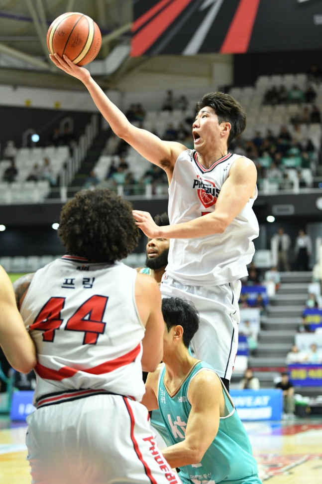 현대모비스 김지완이 레이업을 시도하고 있다. /사진=KBL 제공